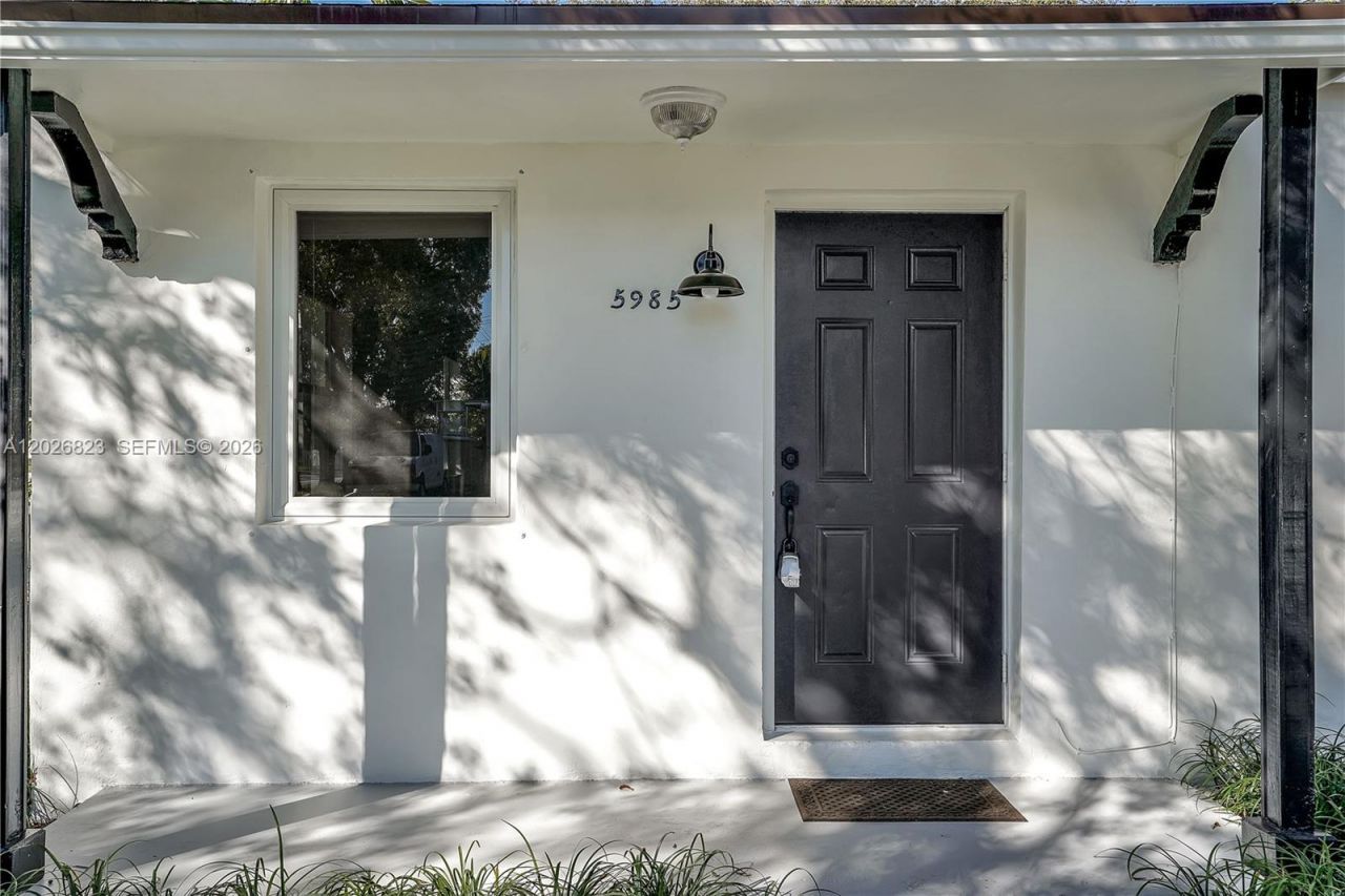 5985 SW 41st St , Unit Front, Miami, FL 33155 Photo