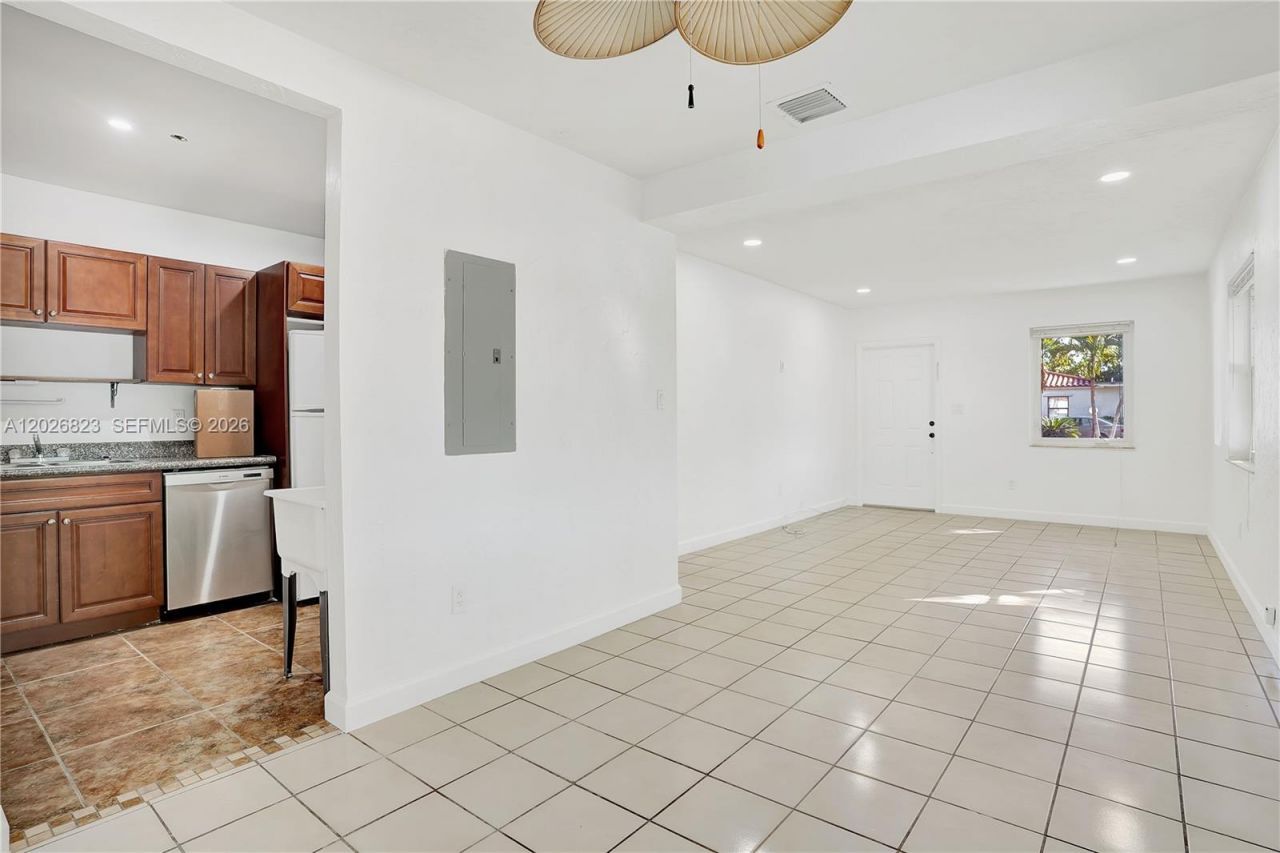 5985 SW 41st St , Unit Front, Miami, FL 33155 Photo