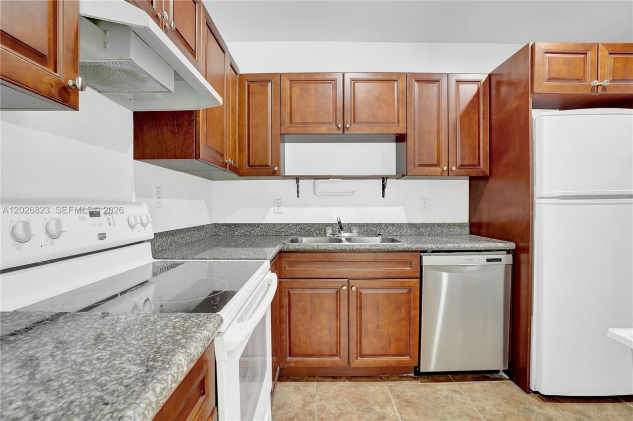 5985 SW 41st St , Unit Front, Miami, FL 33155 Photo