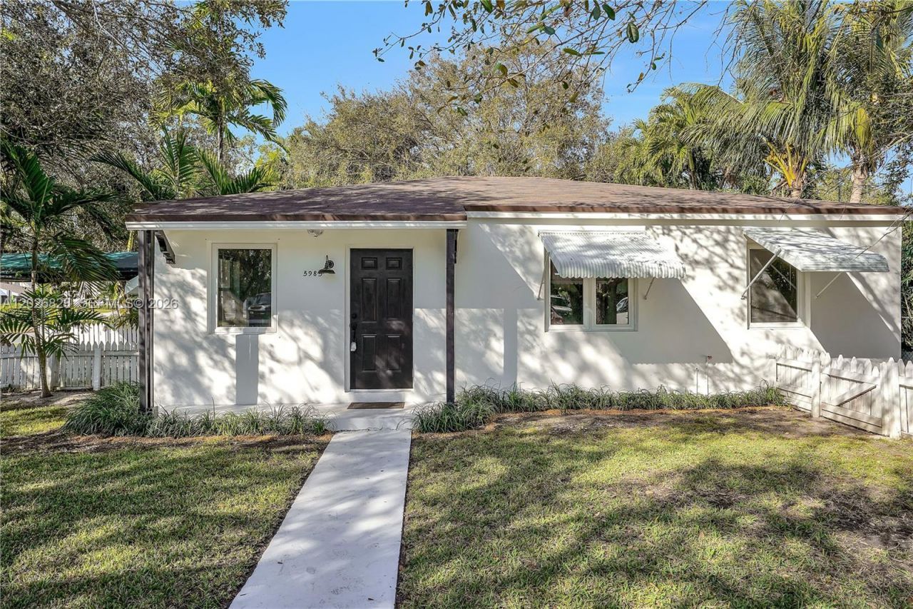 5985 SW 41st St , Unit Front, Miami, FL 33155 Photo