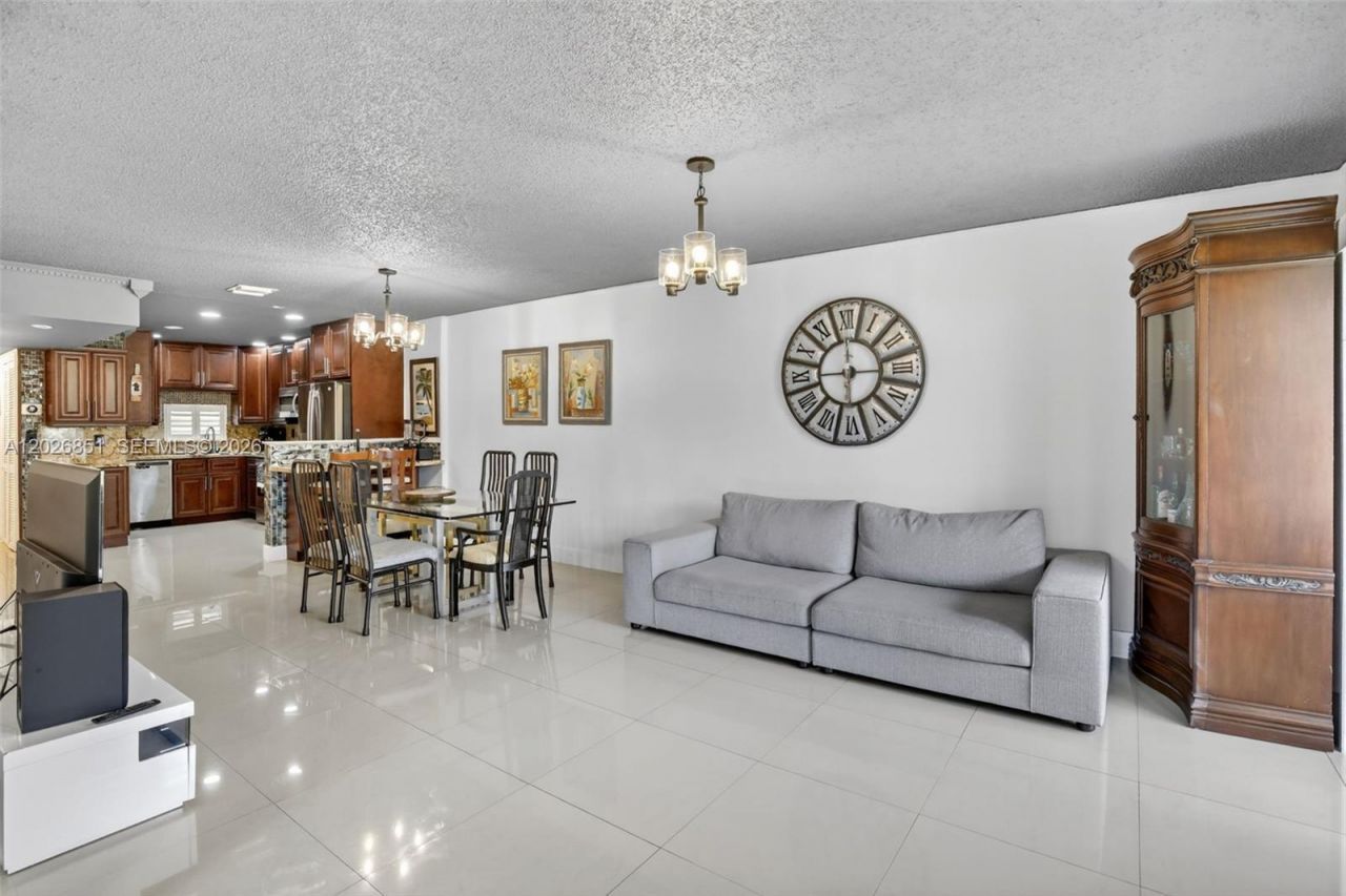 8941 S Hollybrook Blvd , Unit 205, Pembroke Pines, FL 33025 Photo