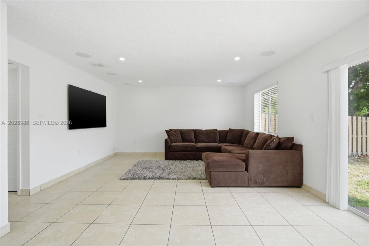 8219 NW 192nd Ter, Hialeah, FL 33015 Photo