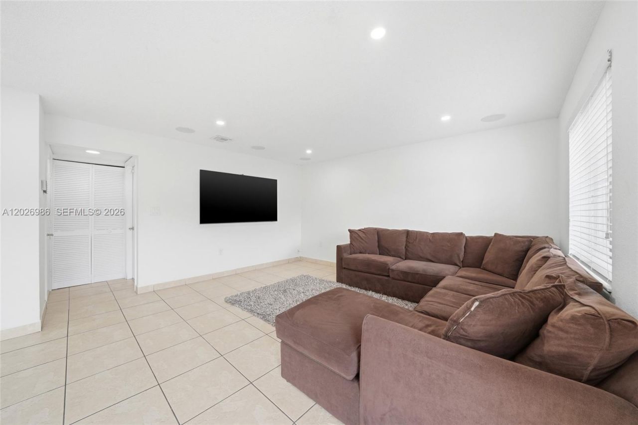 8219 NW 192nd Ter, Hialeah, FL 33015 Photo