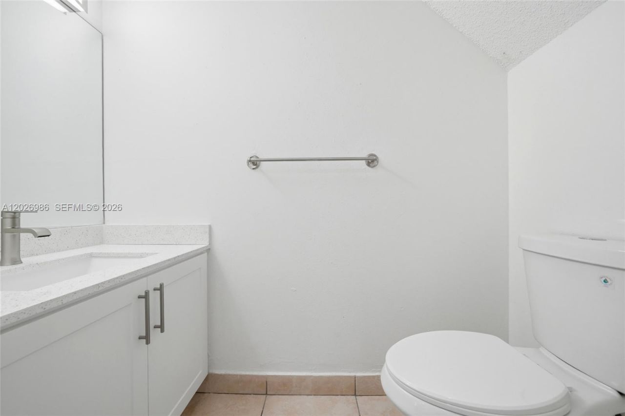 8219 NW 192nd Ter, Hialeah, FL 33015 Photo