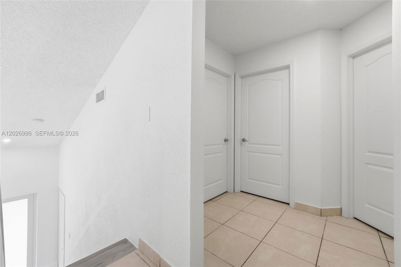 8219 NW 192nd Ter, Hialeah, FL 33015 Photo
