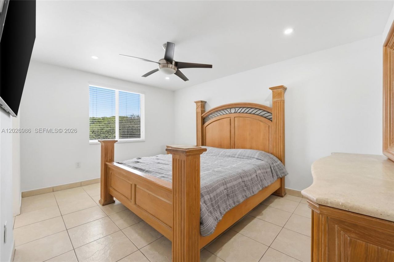 8219 NW 192nd Ter, Hialeah, FL 33015 Photo