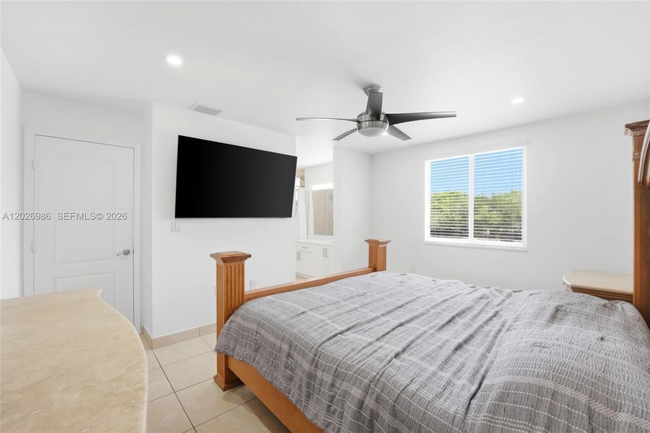 8219 NW 192nd Ter, Hialeah, FL 33015 Photo
