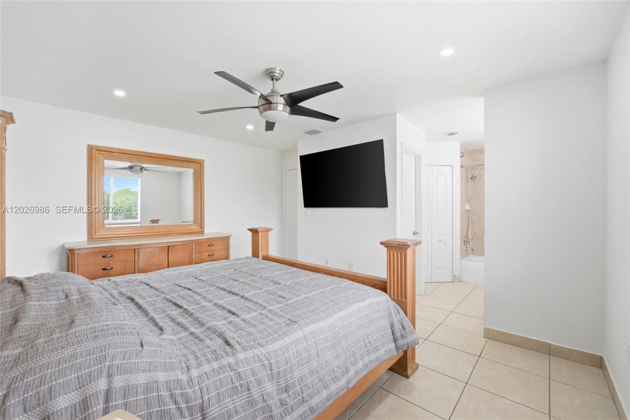 8219 NW 192nd Ter, Hialeah, FL 33015 Photo