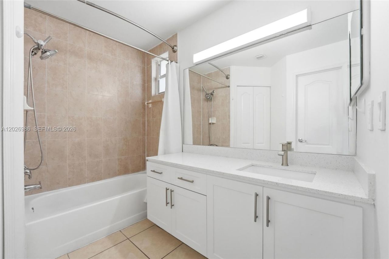 8219 NW 192nd Ter, Hialeah, FL 33015 Photo