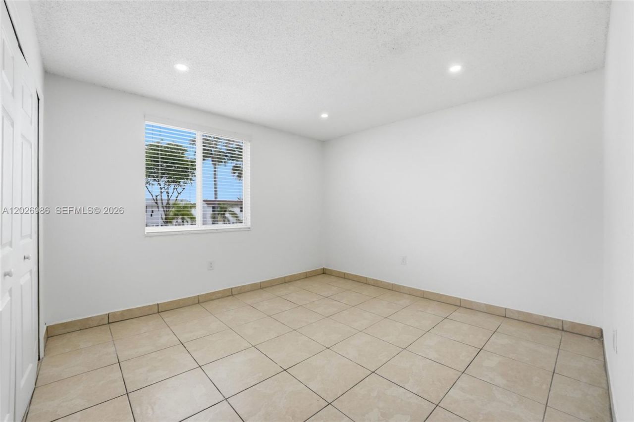 8219 NW 192nd Ter, Hialeah, FL 33015 Photo
