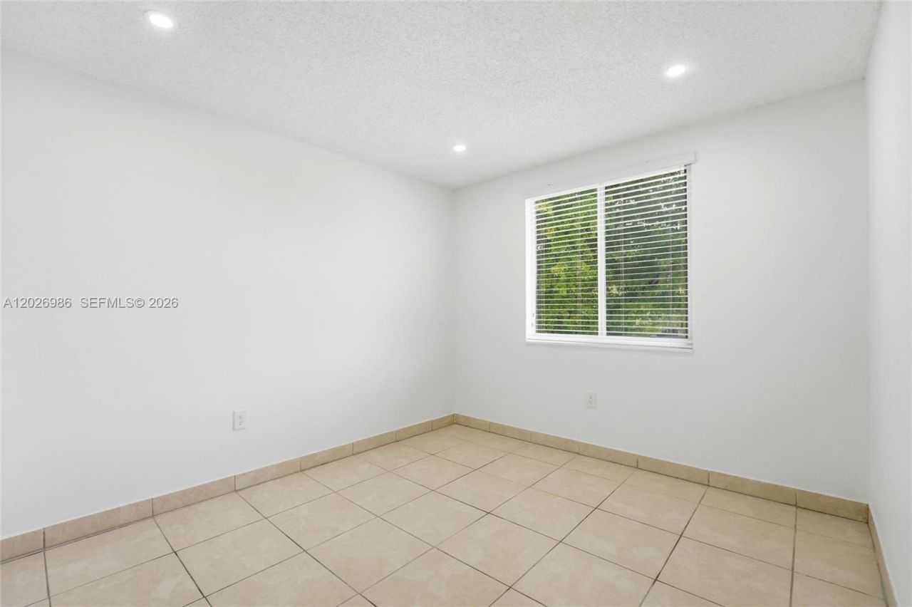 8219 NW 192nd Ter, Hialeah, FL 33015 Photo