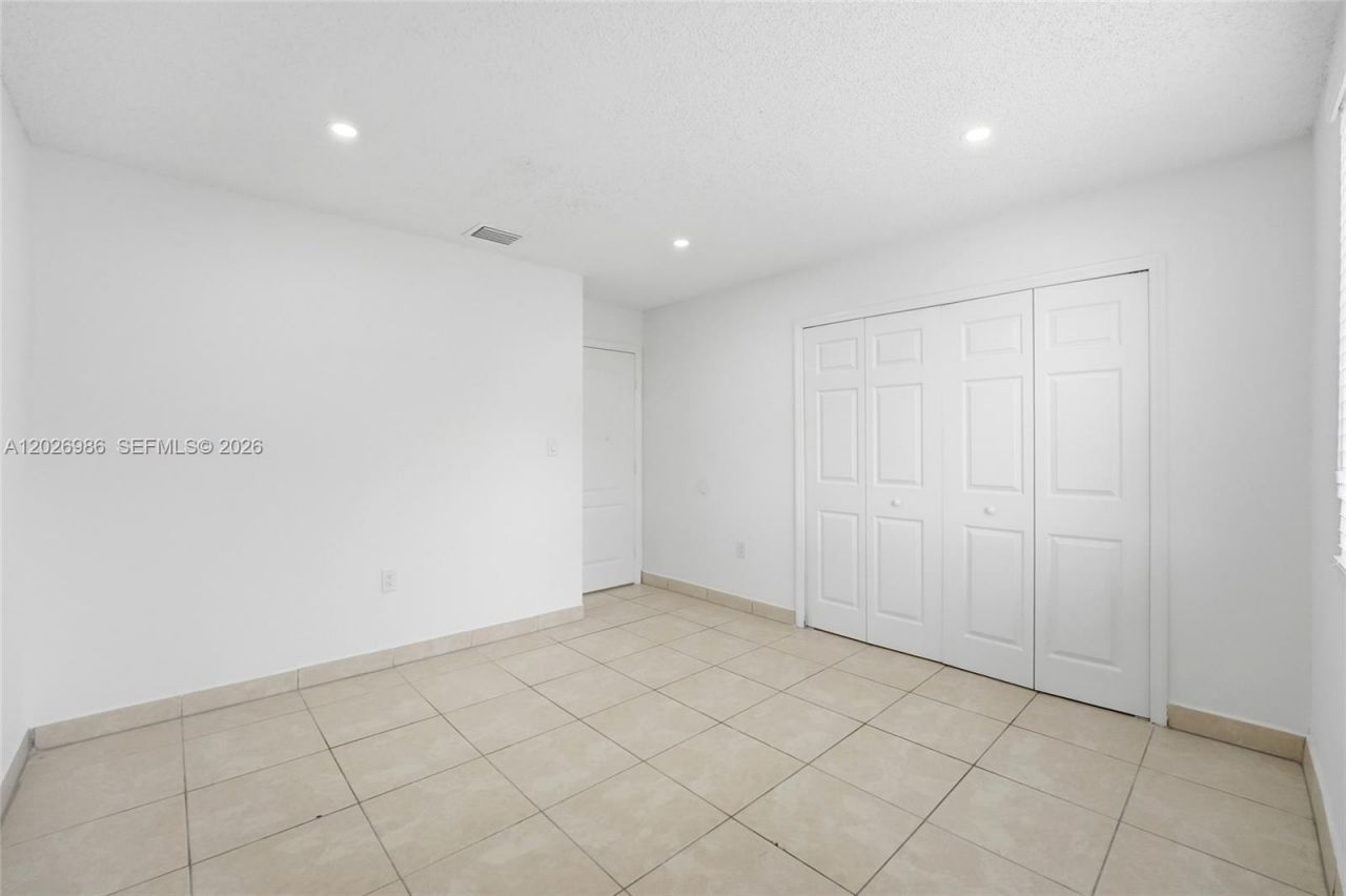 8219 NW 192nd Ter, Hialeah, FL 33015 Photo
