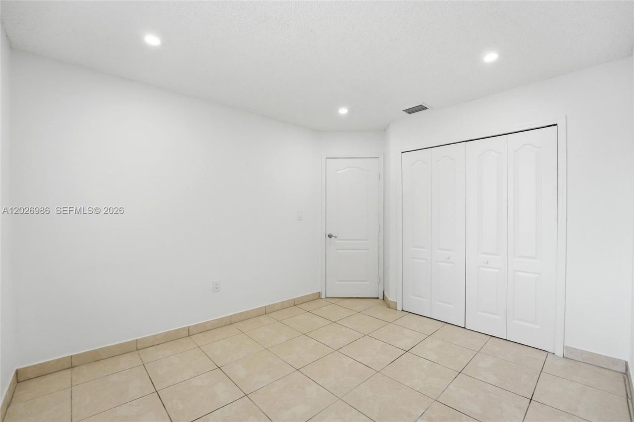 8219 NW 192nd Ter, Hialeah, FL 33015 Photo