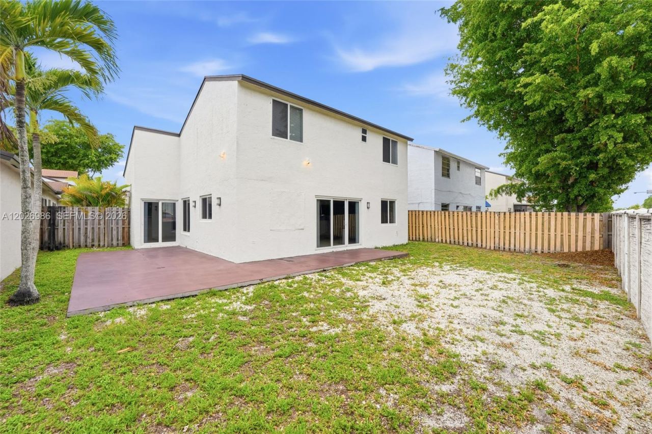 8219 NW 192nd Ter, Hialeah, FL 33015 Photo
