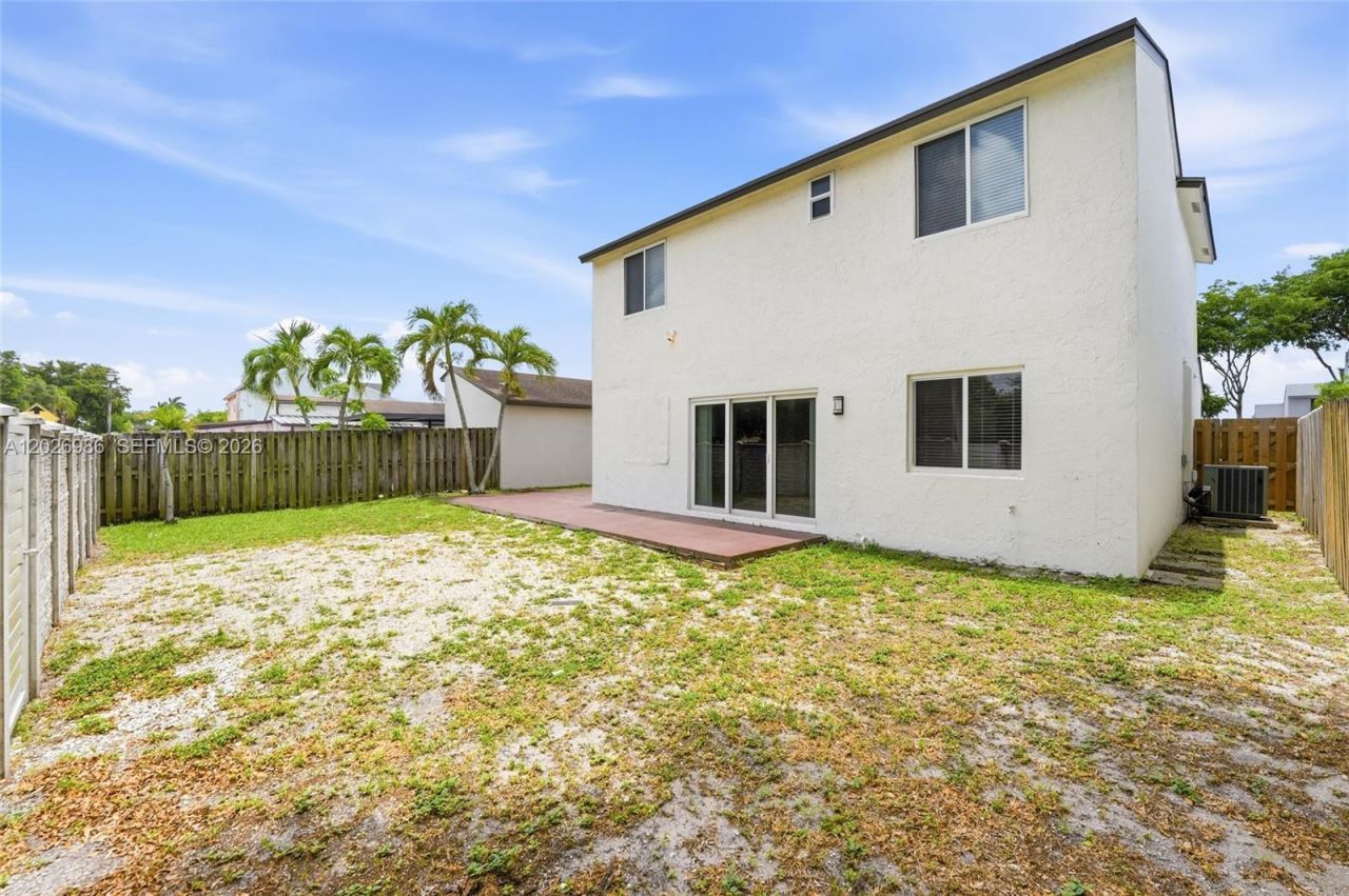 8219 NW 192nd Ter, Hialeah, FL 33015 Photo