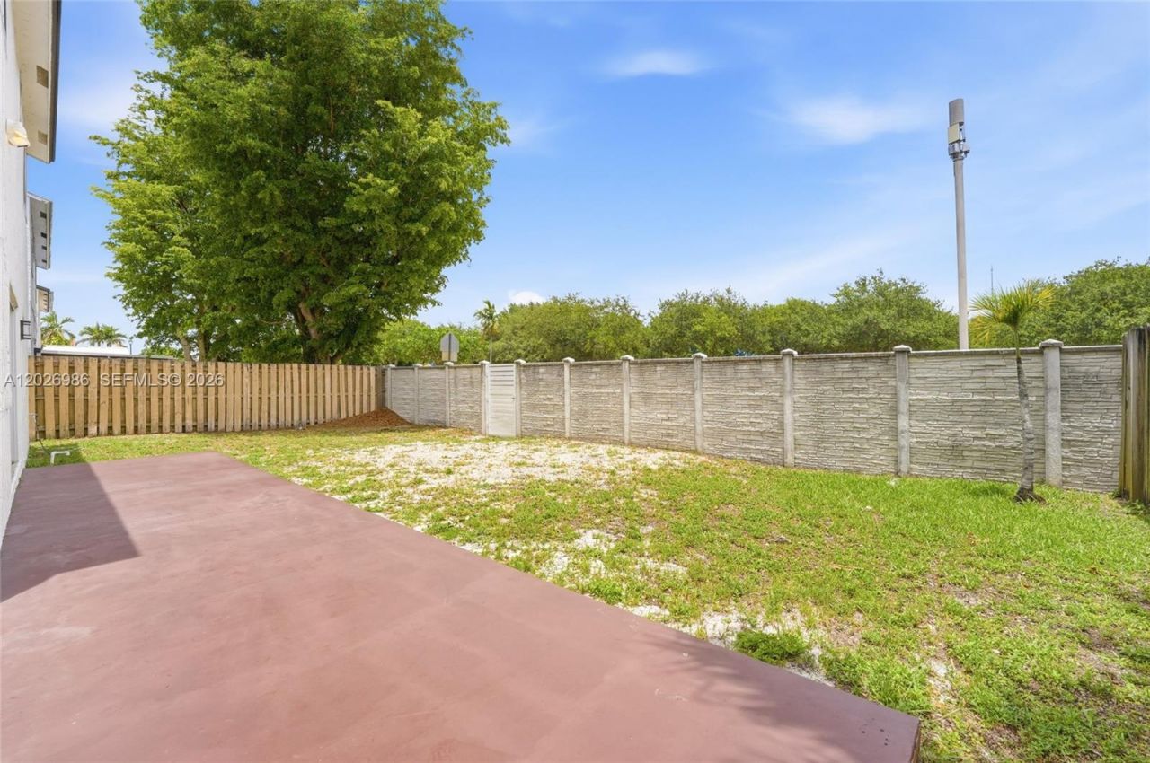 8219 NW 192nd Ter, Hialeah, FL 33015 Photo