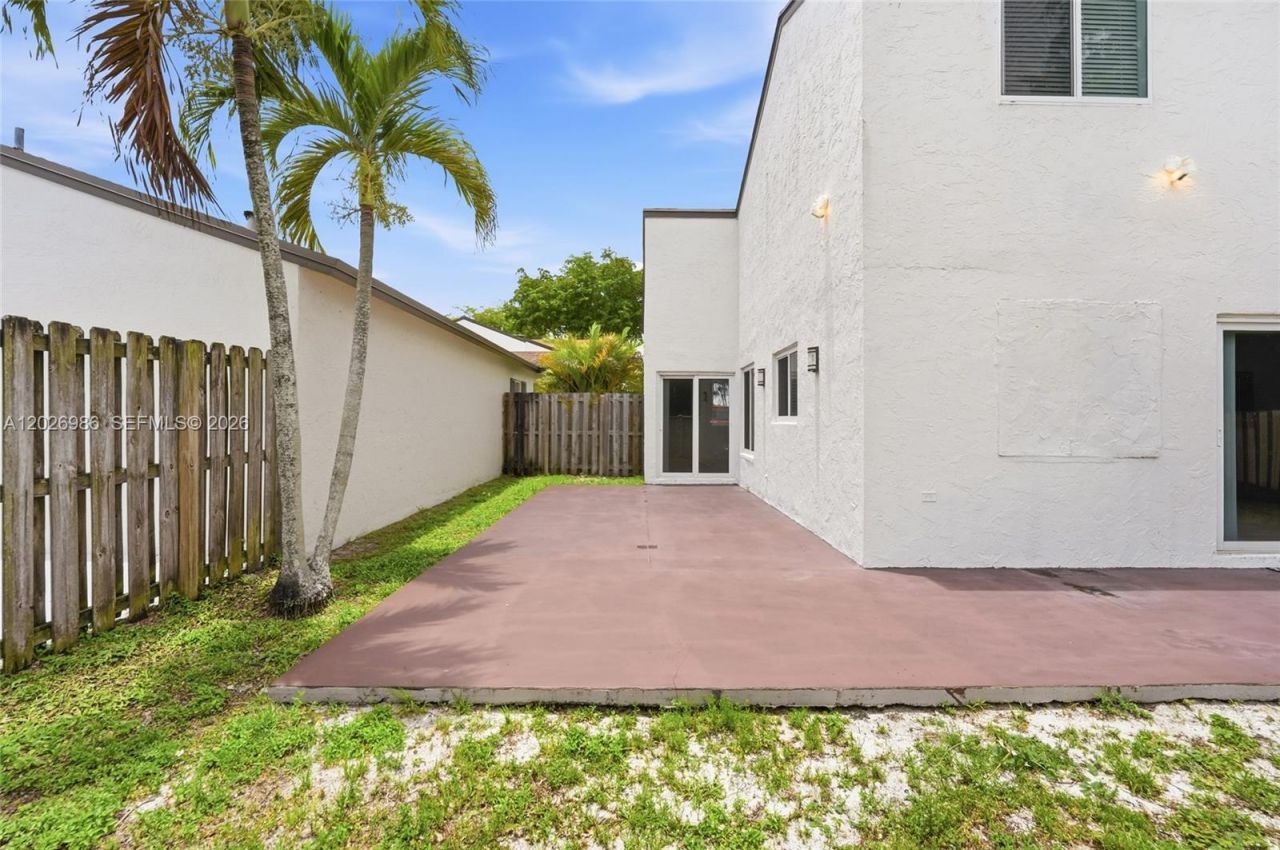 8219 NW 192nd Ter, Hialeah, FL 33015 Photo