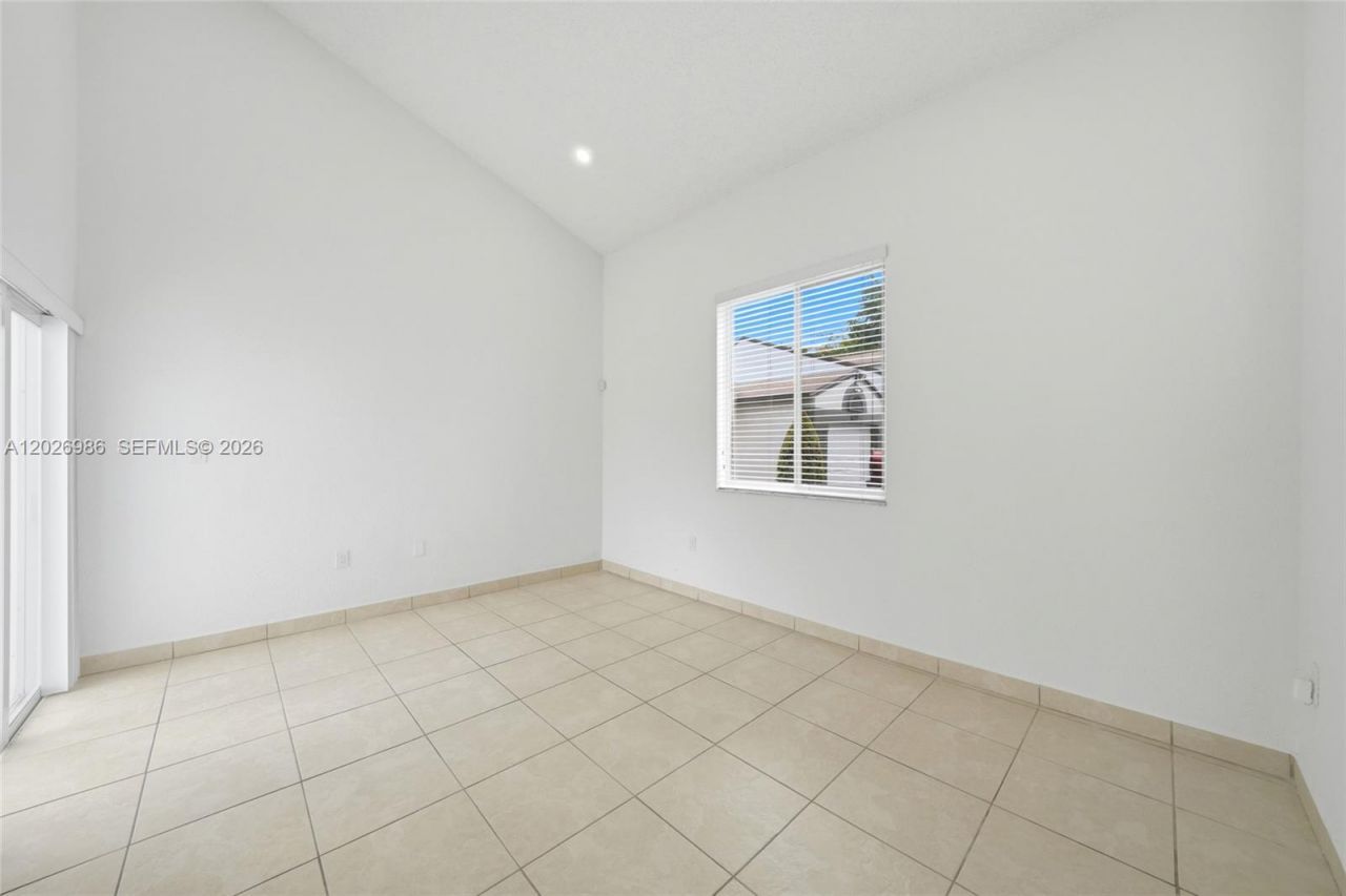 8219 NW 192nd Ter, Hialeah, FL 33015 Photo