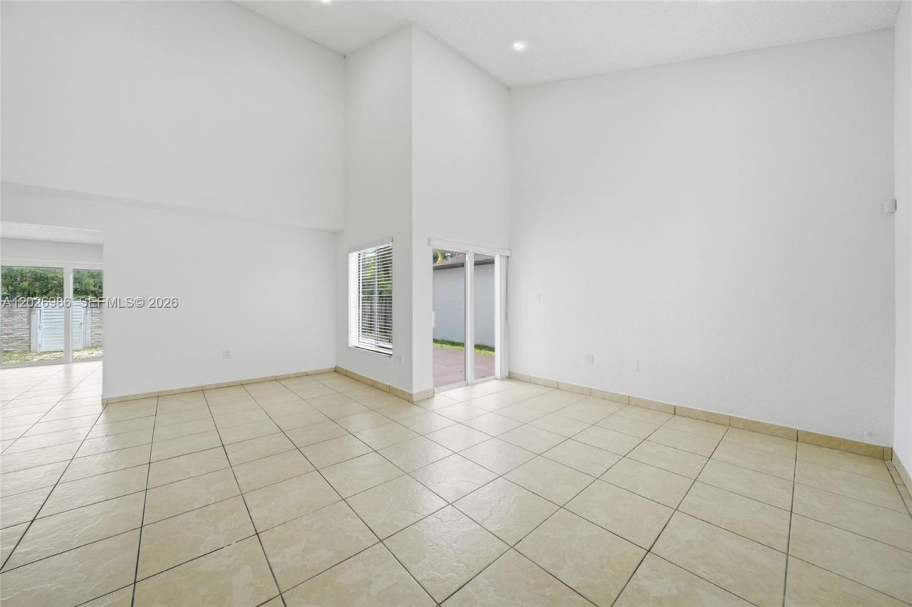 8219 NW 192nd Ter, Hialeah, FL 33015 Photo