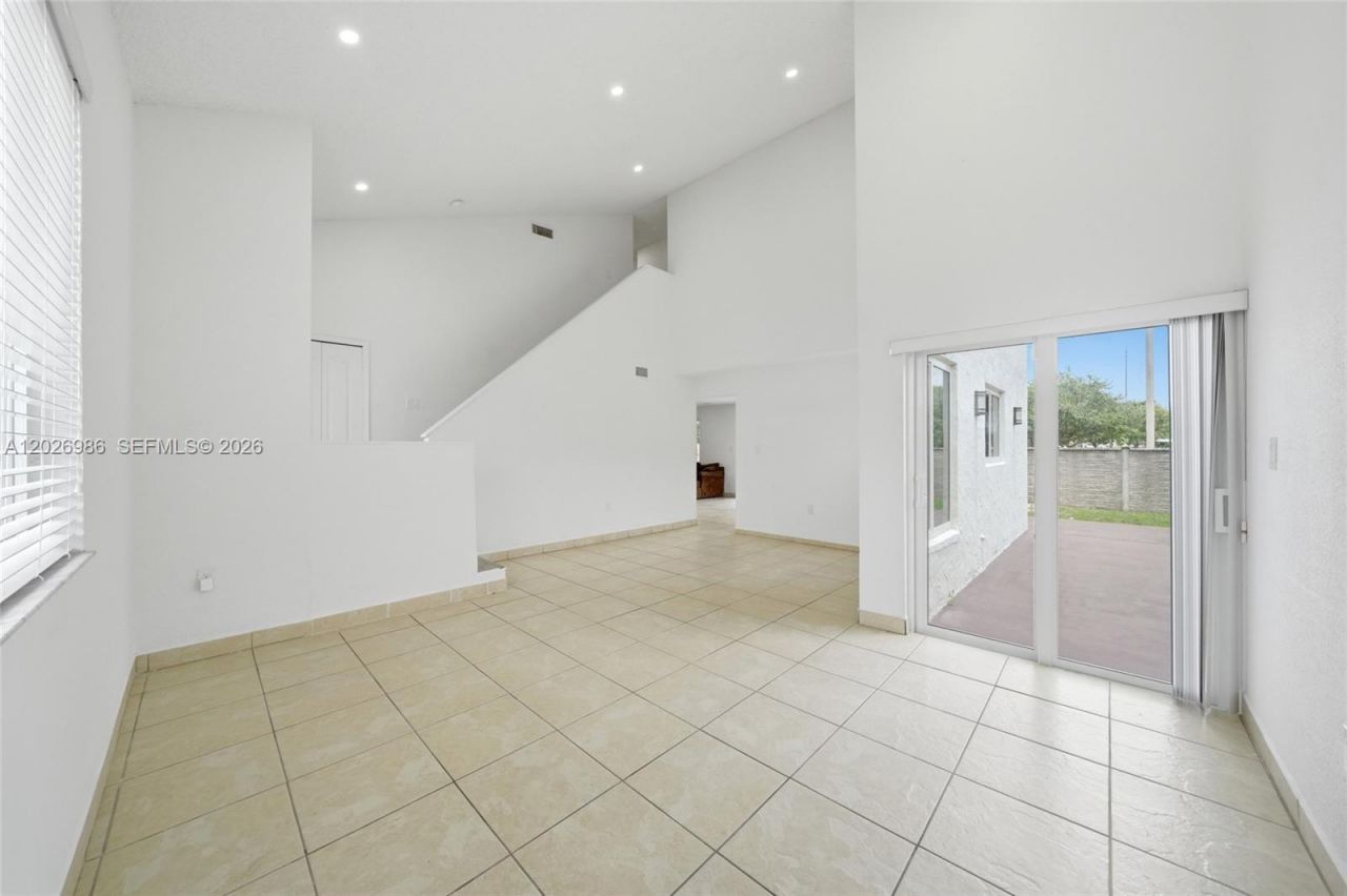 8219 NW 192nd Ter, Hialeah, FL 33015 Photo