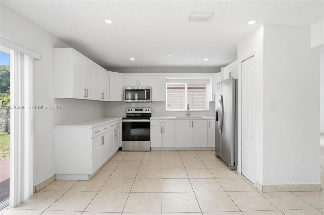 8219 NW 192nd Ter, Hialeah, FL 33015 Photo