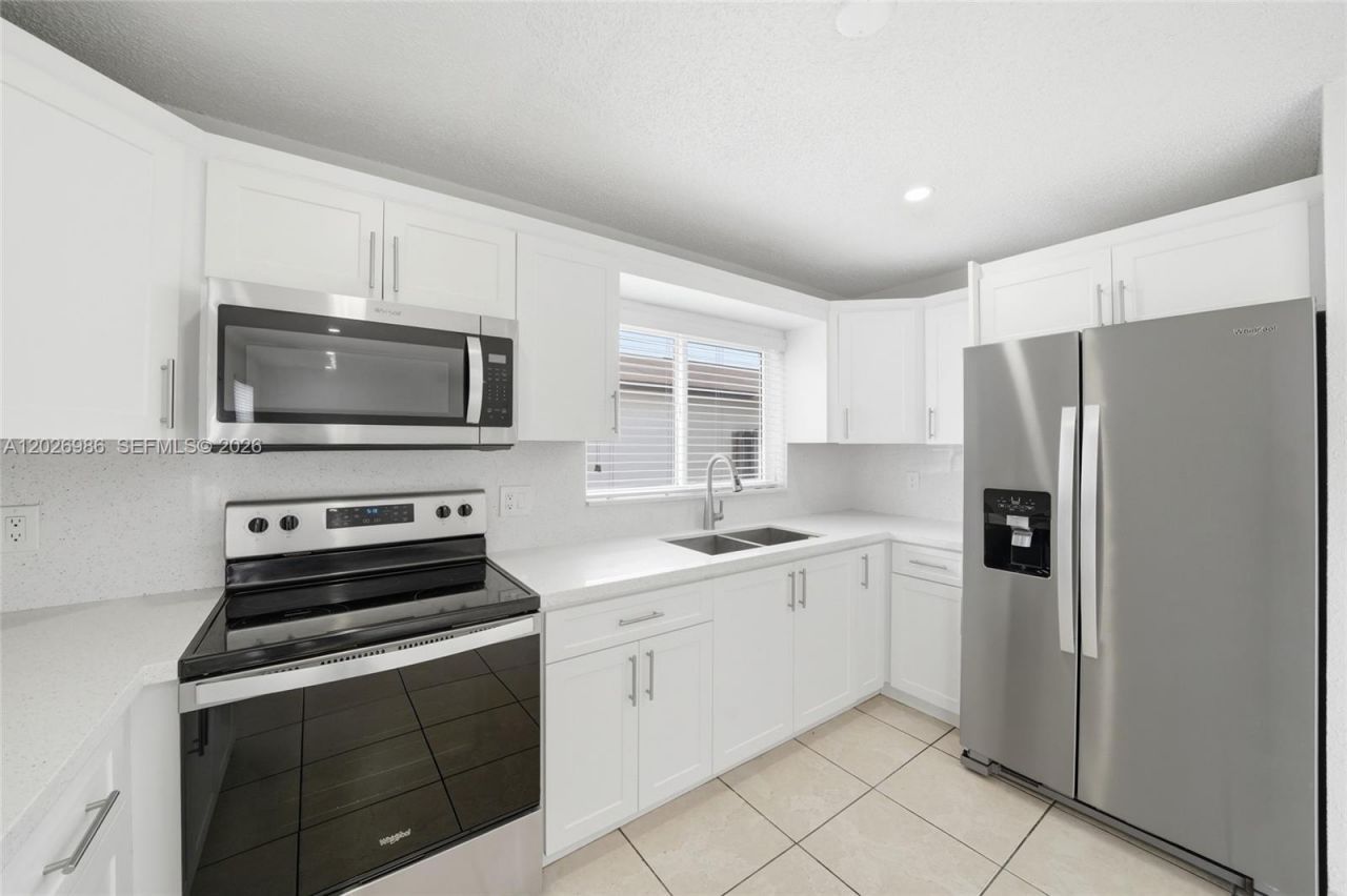 8219 NW 192nd Ter, Hialeah, FL 33015 Photo