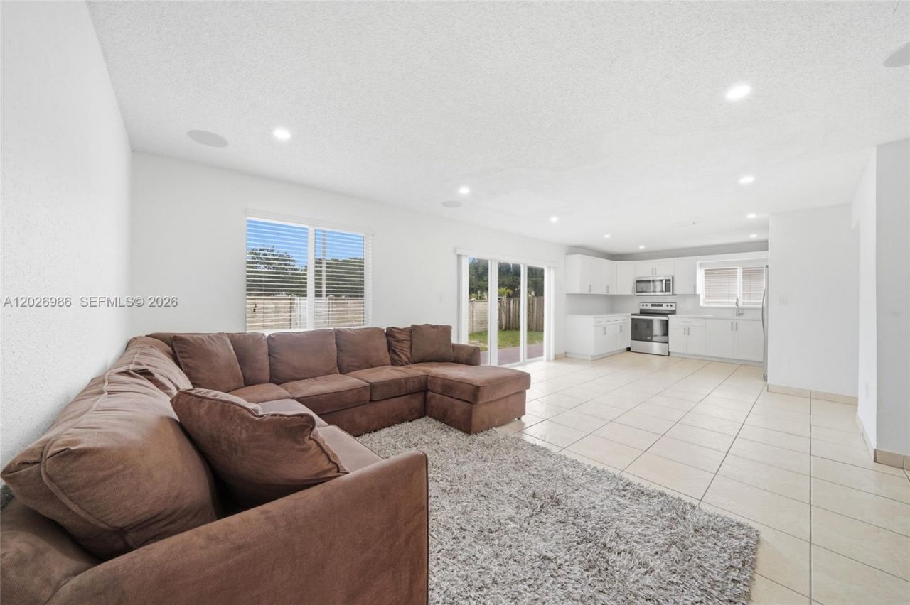 8219 NW 192nd Ter, Hialeah, FL 33015 Photo
