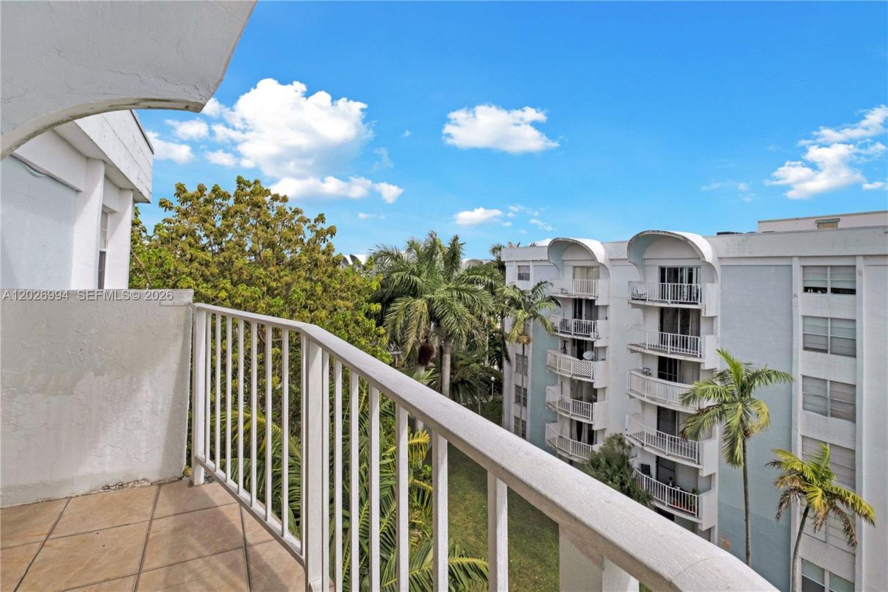 496 NW 165th St Rd , Unit D-616, Miami, FL 33169 Photo