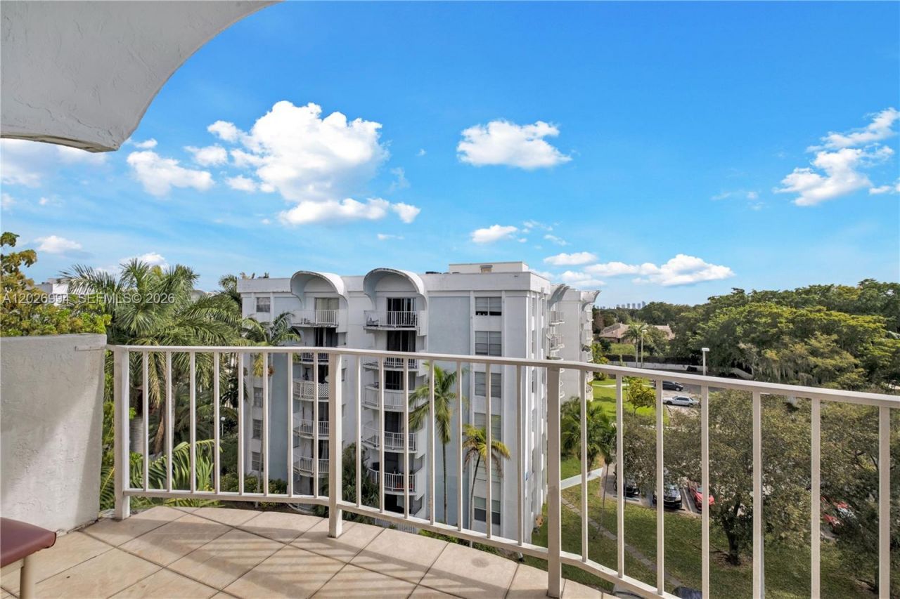 496 NW 165th St Rd , Unit D-616, Miami, FL 33169 Photo