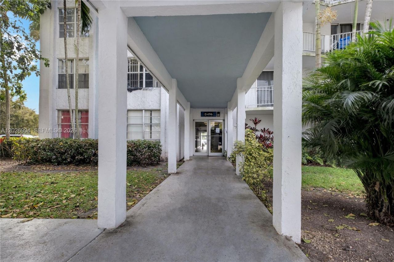 496 NW 165th St Rd , Unit D-616, Miami, FL 33169 Photo