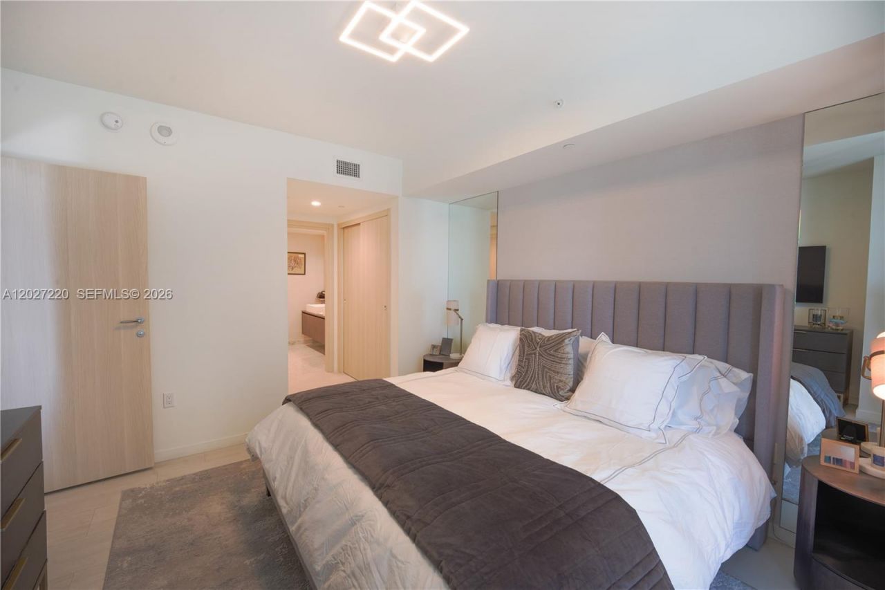 1000 Brickell Plz, Unit 3705, Miami, FL 33131 Photo