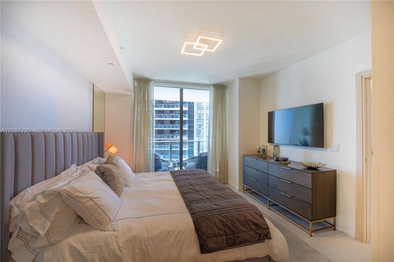 1000 Brickell Plz, Unit 3705, Miami, FL 33131 Photo