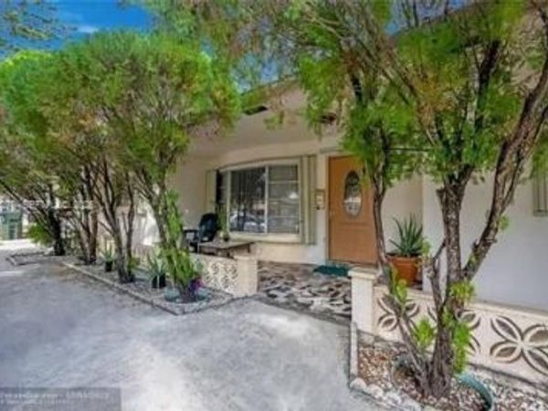 1109 NE 4th Ct, Hallandale Beach, FL 33009