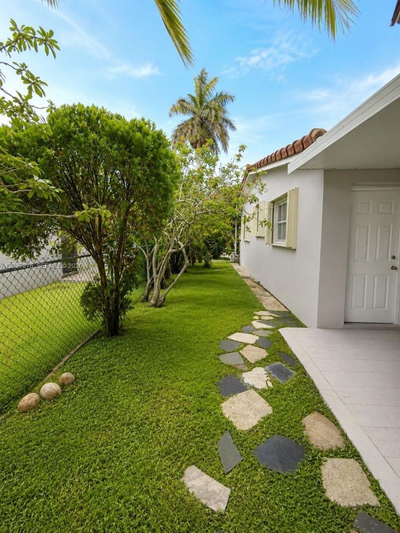 1109 NE 4th Ct, Hallandale Beach, FL 33009 Photo