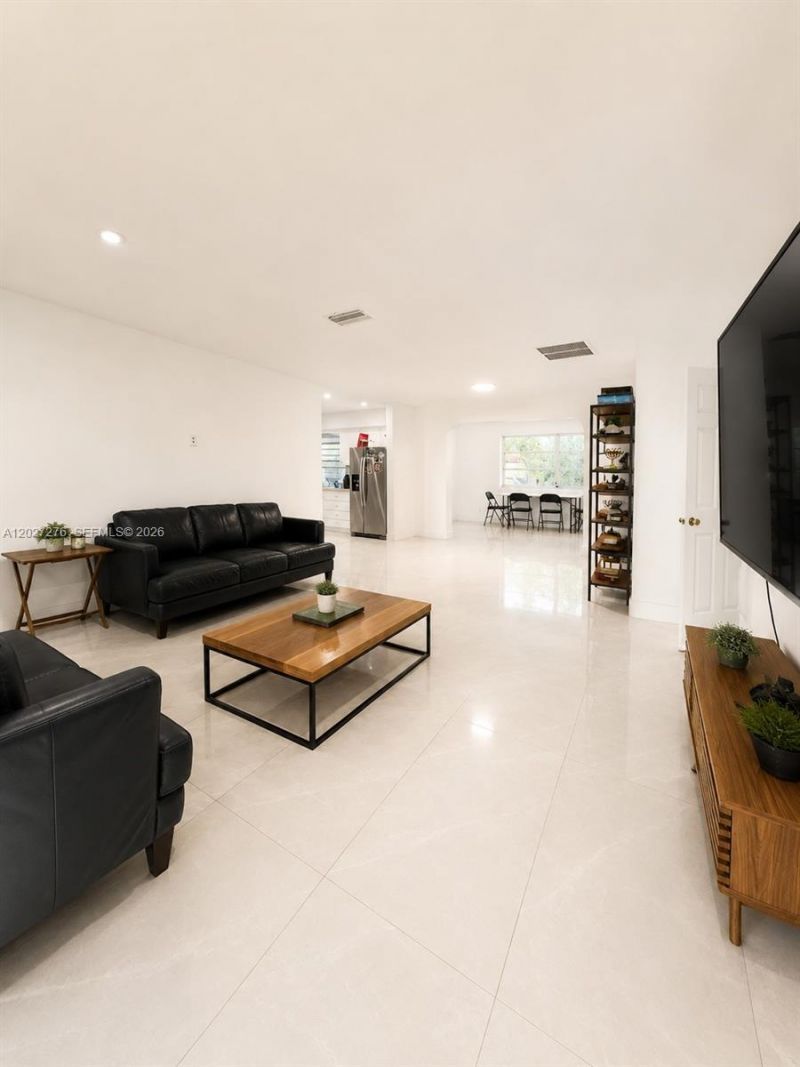 1109 NE 4th Ct, Hallandale Beach, FL 33009 Photo
