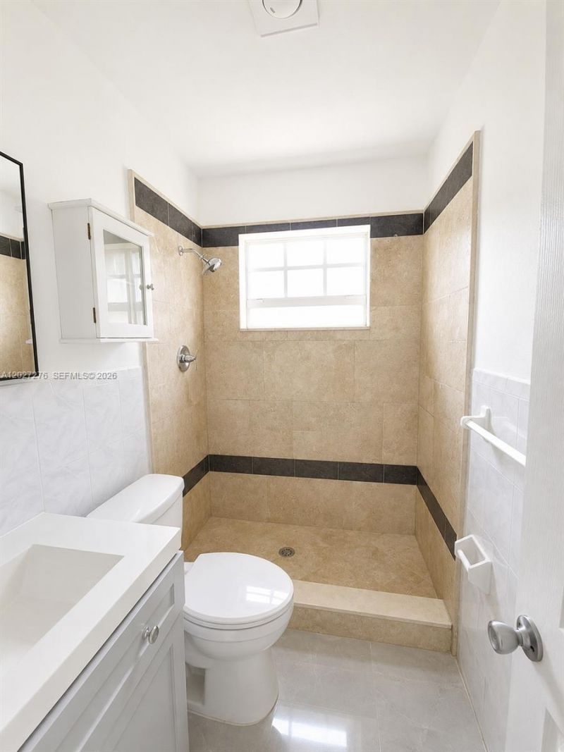 1109 NE 4th Ct, Hallandale Beach, FL 33009 Photo