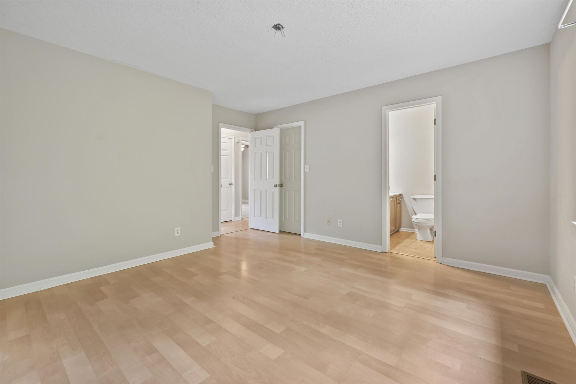 961 Castlewood Dr.  Photo 13