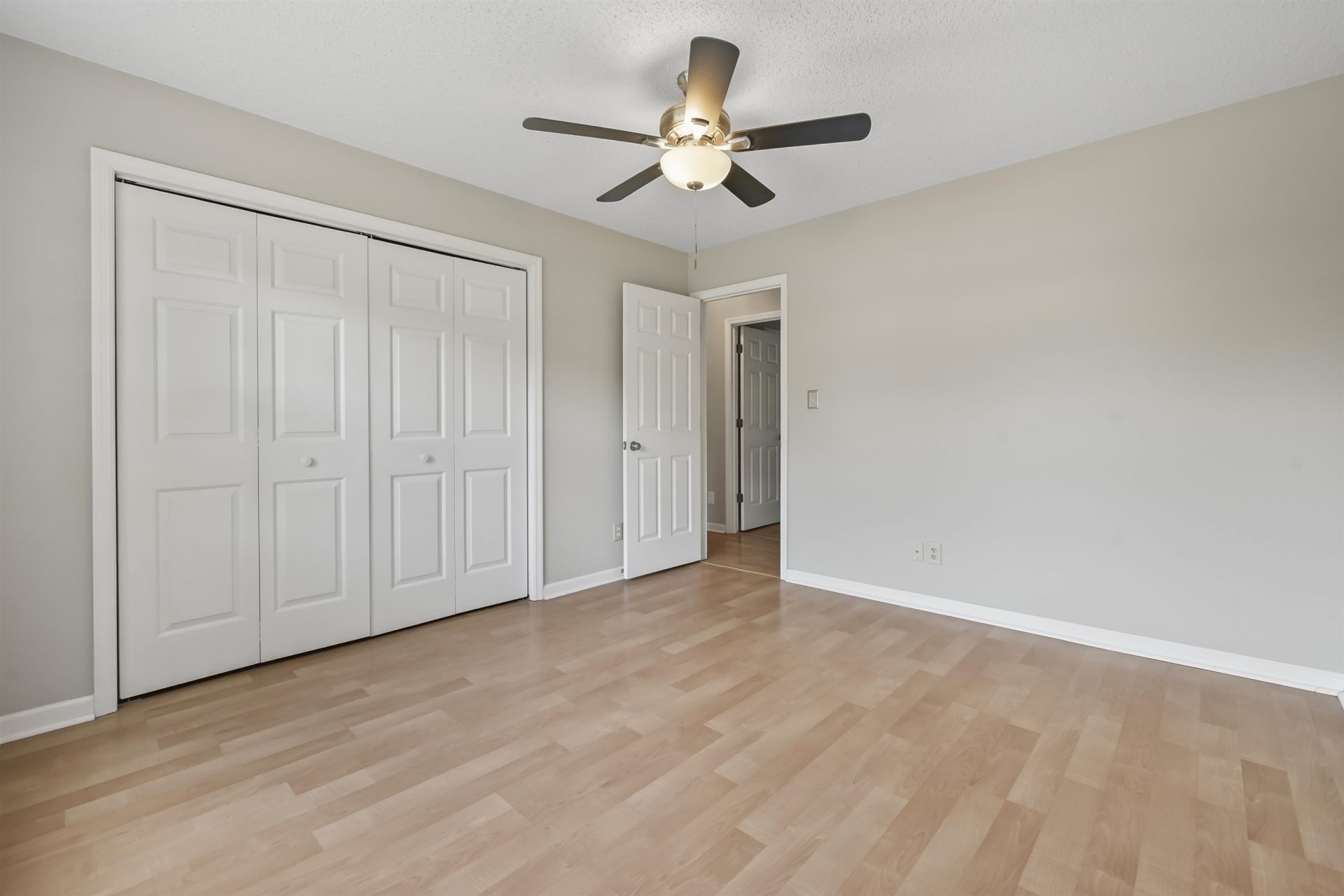 961 Castlewood Dr.  Photo 17