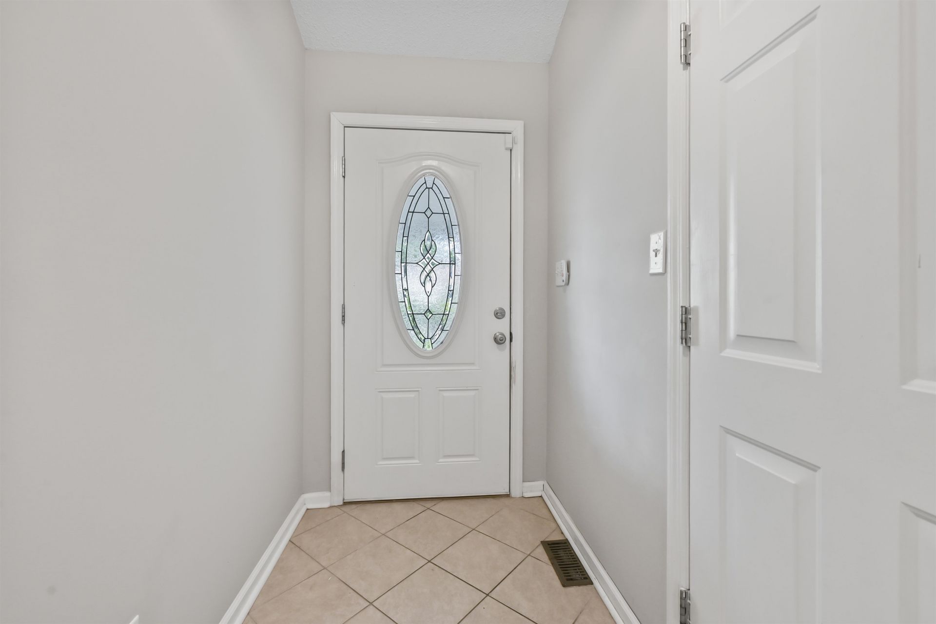 961 Castlewood Dr.  Photo 4