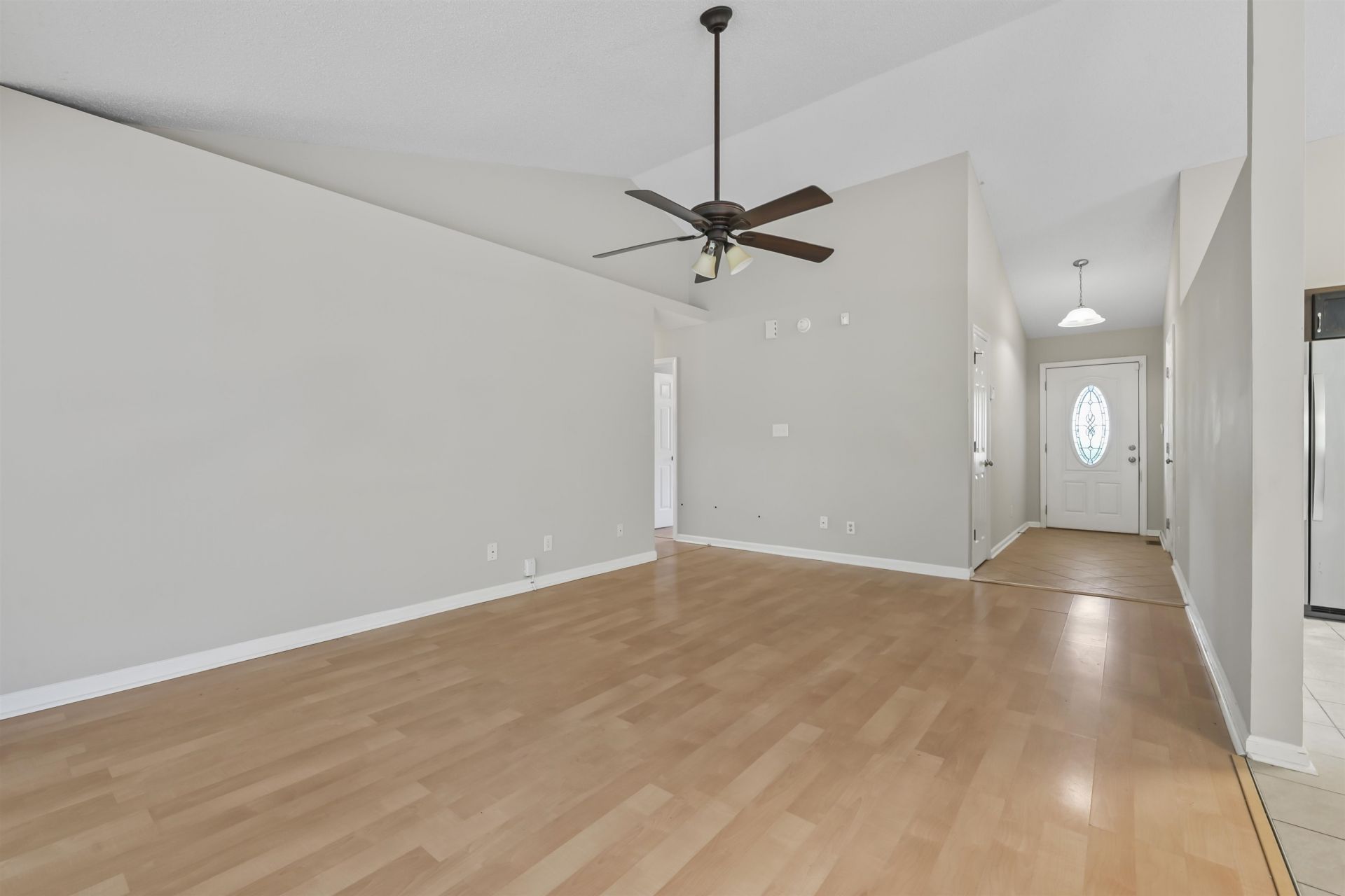 961 Castlewood Dr.  Photo 5