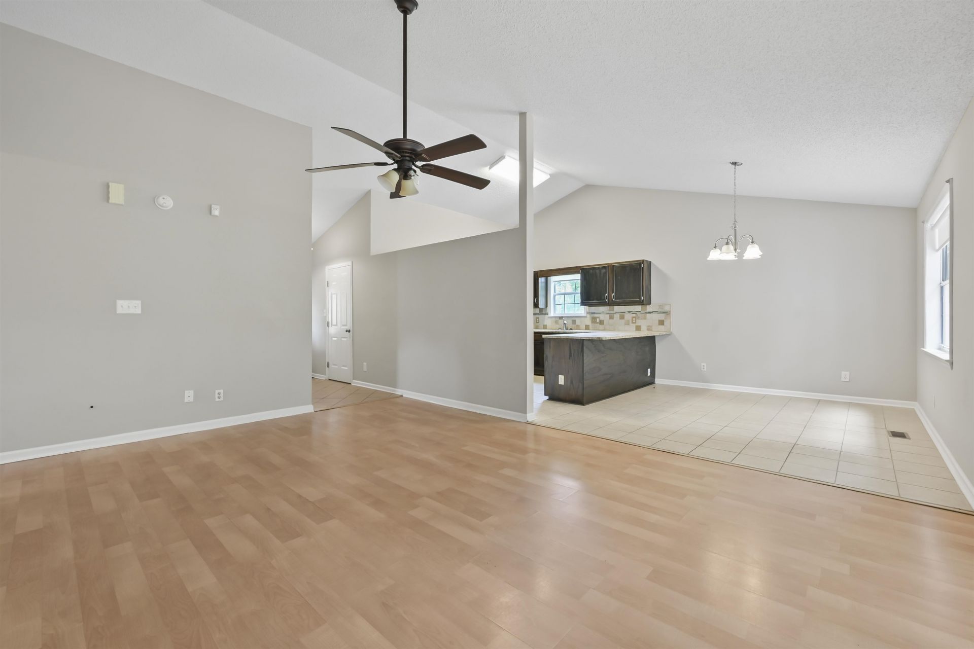 961 Castlewood Dr.  Photo 6