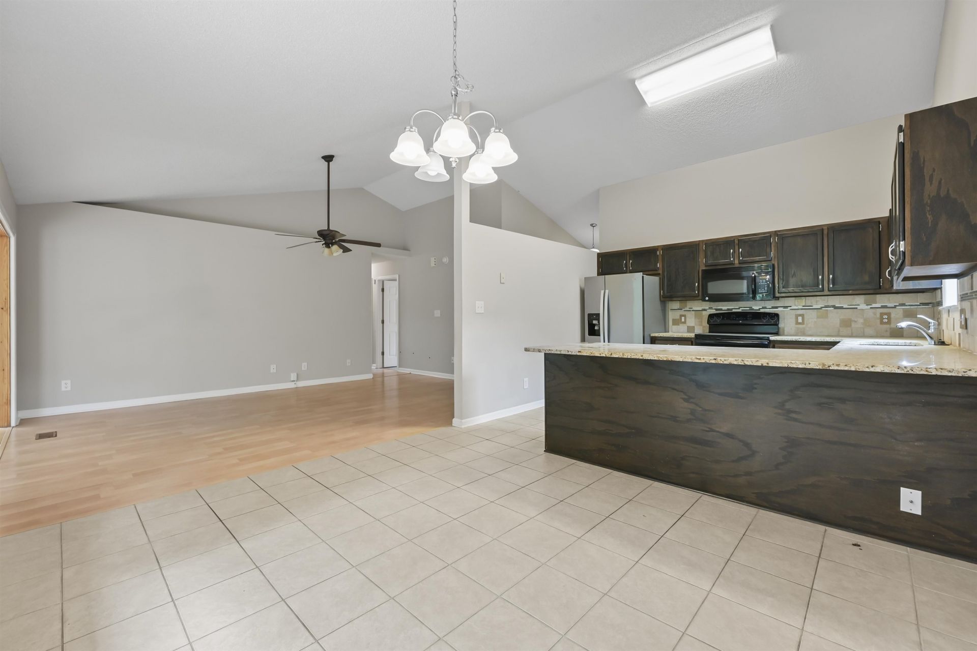 961 Castlewood Dr.  Photo 7