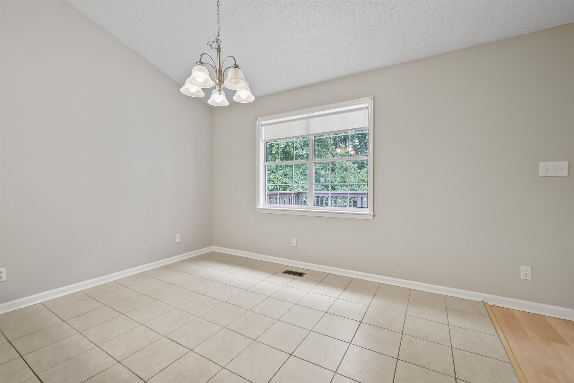 961 Castlewood Dr.  Photo 8