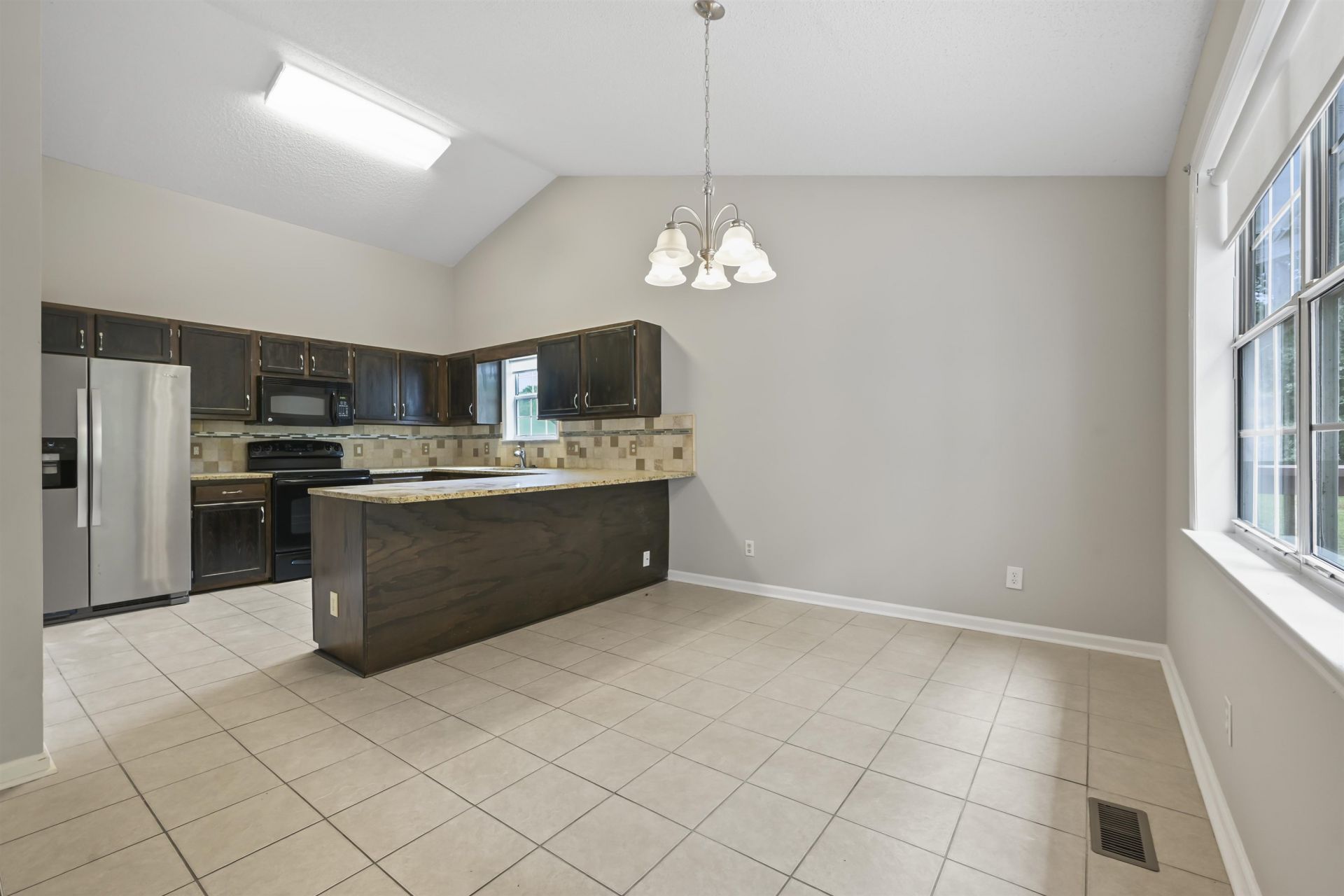 961 Castlewood Dr.  Photo 9