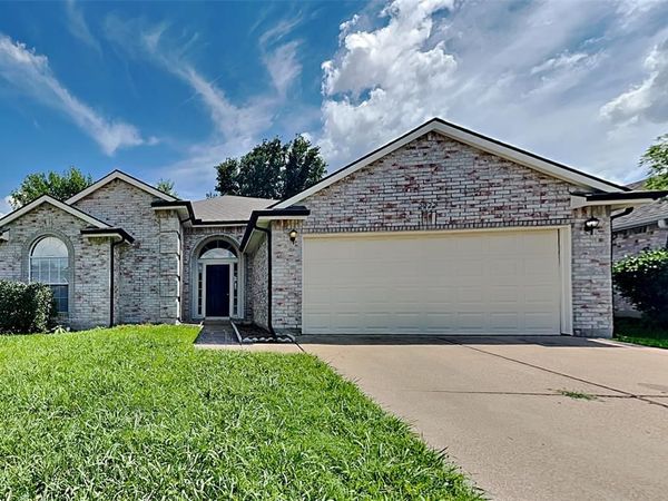 2222 Edinburgh Street, Arlington, TX 76018