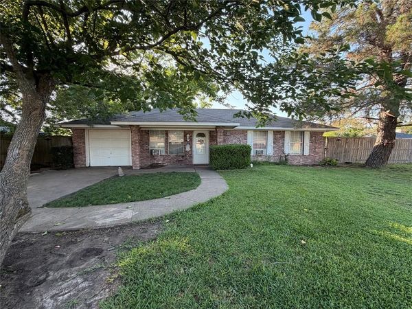 313 Fox Run , Crandall, TX 75114