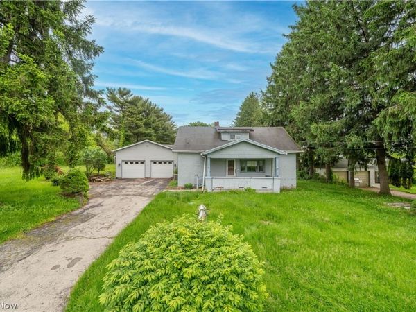 1953 Lawn Avenue , Lowellville, OH 44436