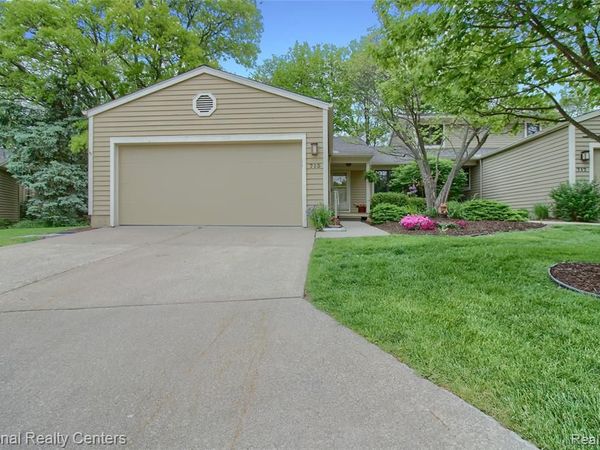 713 Woodcreek Circle, Saline, MI 48176