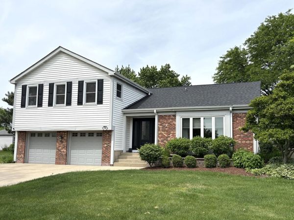 2266 RICHMOND Drive , Wheaton, IL 60189