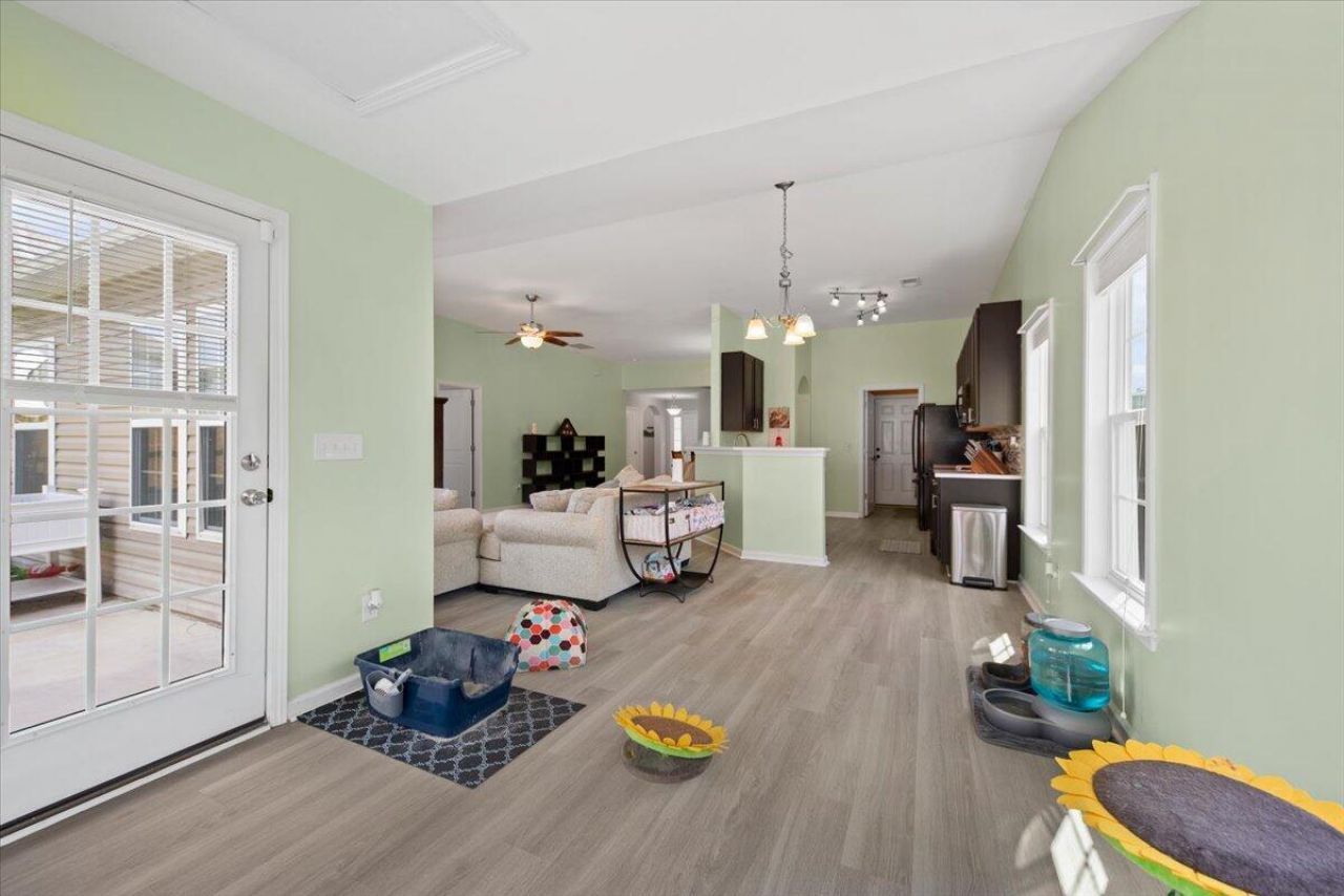 145 Mayfield Drive Photo 16